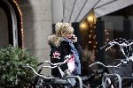 Amsterdam 24 december 2005
Connie Breukhoven met gsm op cornelis schuytstraat