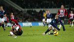 Eindhoven, 17 December 2005 Kompetitiewedstrijd PSV-Willem II ,  eindstand 4-1
Eindhoven, 17 December 2005 Kompetitiewedstrijd PSV-Willem II ,  eindstand 4-1
Nelson Wau maakt  een sliding op Damarcus Beasley en wordt ten onrechte met rood van het veld gestuurd.
©Foto Junior Smulders