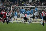 Rotterdam, 11 December 2005 Kompetiewedstrijd seizoen 2005/2006
Feyenoord-PSV, eindstand 1-0
Dirk Kuyt wordt vastgehouden door Andre Ooijer.
Jan Vennegoor of Hesselink Alex PSV Phillip Cocu