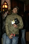 Amsterdam 13 december 2005
Premiere King Kong in Tuschinsky .
Dj Gio, Giovanni Jap Ngie voelt aan zijn ballen