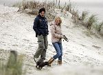 Bloemendaal 3 december 2005
Ellemieke Vermolen met haar nieuwe vriend Jose Fortes Rodriges en hond Bo op het strand.