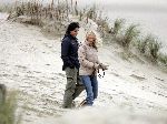 Bloemendaal 3 december 2005
Ellemieke Vermolen met haar nieuwe vriend Jose Fortes Rodriges en hond Bo op het strand.
