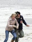 Bloemendaal 3 december 2005
Ellemieke Vermolen met haar nieuwe vriend Jose Fortes Rodriges en hond Bo op het strand.