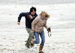 Bloemendaal 3 december 2005
Ellemieke Vermolen met haar nieuwe vriend Jose Fortes Rodriges en hond Bo op het strand.
