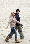 Bloemendaal 3 december 2005
Ellemieke Vermolen met haar nieuwe vriend Jose Fortes Rodriges en hond Bo op het strand.
