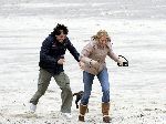 Bloemendaal 3 december 2005
Ellemieke Vermolen met haar nieuwe vriend Jose Fortes Rodriges en hond Bo op het strand.