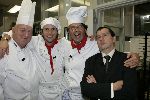 Amsterdam 12 december 2005
Kerstdiner bij de kersentuin met bn ers van Talpa in keuken en bediening. Cas Spijkers Winston Gerschtanowitz en Emile ratelband