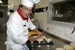 Amsterdam 12 december 2005
Kerstdiner bij de kersentuin met bn ers van Talpa in keuken en bediening.   Emile ratelband