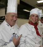Amsterdam 12 december 2005
Kerstdiner bij de kersentuin met bn ers van Talpa in keuken en bediening.  estelle Gullit en Cas spijkers