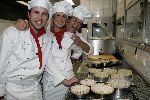 Amsterdam 12 december 2005
Kerstdiner bij de kersentuin met bn ers van Talpa in keuken en bediening.  Winston Gerschtanowitz en Emile ratelband en estelle Gullit