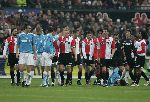 Rotterdam, 11 December 2005 Kompetiewedstrijd seizoen 2005/2006
Feyenoord-PSV, eindstand 1-0
Opstoot tussen een aantal feyenoorders en psv-ers
met o. Dirk Kuyt Andre Ooijer Pascal Bosschaart ALEX PSV en Phillip Cocu.