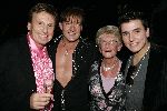 de Kwakel 23 december 2005
Kerstborrel Gerard Joling.
Gerard met zijn moeder en Hennie Huisman
