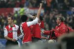 Rotterdam, 11 December 2005 Kompetiewedstrijd seizoen 2005/2006
Feyenoord-PSV, eindstand 1-0
Dirk Kuyt heeft gescoord en loopt naar Feyenoord verzorger Gerard Meier
