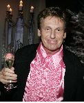 de Kwakel 23 december 2005
Kerstborrel Gerard Joling.
Henny Huisman met champagne