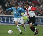 Rotterdam, 11 December 2005 Kompetiewedstrijd seizoen 2005/2006
Feyenoord-PSV, eindstand 1-0
Ismail Aisatti in duel met Jonathan de Guzman