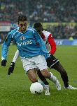 Rotterdam, 11 December 2005 Kompetiewedstrijd seizoen 2005/2006
Feyenoord-PSV, eindstand 1-0
Ismail Aisatti in duel met Salomon Kalou