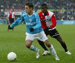 Rotterdam, 11 December 2005 Kompetiewedstrijd seizoen 2005/2006
Feyenoord-PSV, eindstand 1-0
Ismail Aisatti in duel met Salomon Kalou