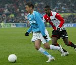 Rotterdam, 11 December 2005 Kompetiewedstrijd seizoen 2005/2006
Feyenoord-PSV, eindstand 1-0
Ismail Aisatti in duel met Salomon Kalou