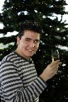 Lelystad14 december 2005
jan Smit met champagne voor kesrtboom