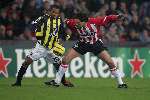 Eindhoven, 6 December 2005
Championsleaguewedstrijd Seizoen 2005/2006
PSV-Fenerbahçe, eindstand 2-0
Jan Vennergoor of Hesselink maakt gebruik van zijn grote lichaan bij het duel
© Foto Bart Bel
