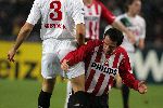 Wedstrijd om de KNVB-beker ( Gatorade Cup seizoen 2005/2006 ) PSV-FC Twente, eindstand 2-0
Jan Vennegoor of Hesselink in een luchtduel met Majstorovic
© Foto Bart Bel