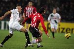 Wedstrijd om de KNVB-beker ( Gatorade Cup seizoen 2005/2006 ) PSV-FC Twente, eindstand 2-0
Jan Vennegoor of Hesselink in een luchtduel met Majstorovic
© Foto Bart Bel