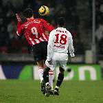 Eindhoven, 29 December 2005
Kompetitiewedstrijd seizoen 2005/2006
PSV-FC-Twente eindstand 1-1
Jan Vennegoor of Hesselink in kopduel met Rahim Ouedraogo

© Foto Bart Bel