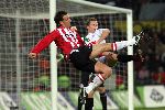 Eindhoven, 29 December 2005 Kompetitiewedstrijd Seizoen 2005/2006 PSV-FC Twente, eindstand 1-1
Mooie aktie van Jan Vennegoor of Hesseling met Ramon Zomer
© Foto Bart Bel