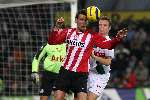Eindhoven, 29 December 2005
Kompetitiewedstrijd seizoen 2005/2006
PSV-FC-Twente eindstand 1-1
Jan Vennegoor of Hesselink krijgt de bal op het hoofd maar staat met de rug naar het doel.

© Foto Bart Bel