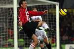 Eindhoven, 29 December 2005
Kompetitiewedstrijd seizoen 2005/2006
PSV-FC-Twente eindstand 1-1
Jan vennegoor of Hesselink probeert de voorzet direct op doel te schieten

© Foto Bart Bel