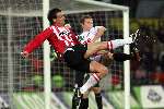 Eindhoven, 29 December 2005
Kompetitiewedstrijd seizoen 2005/2006
PSV-FC-Twente eindstand 1-1
Jan Vennegoor of Hesselink schiet op doel met een halve omhaal

© Foto Bart Bel
