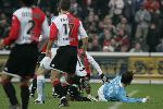 Rotterdam, 11 December 2005 Kompetiewedstrijd seizoen 2005/2006
Feyenoord-PSV, eindstand 1-0
Jan Vennegoor of Hesselink wordt onderuit gehaald