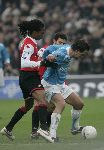 Rotterdam, 11 December 2005 Kompetiewedstrijd seizoen 2005/2006
Feyenoord-PSV, eindstand 1-0
Jan Vennegoor of Hesselink in duel met Serginho Geene