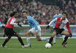 Rotterdam, 11 December 2005 Kompetiewedstrijd seizoen 2005/2006
Feyenoord-PSV, eindstand 1-0
Jan Vennegoor of Hesselink samen met Hossam Ghaly en Serginho Greene