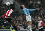 Rotterdam, 11 December 2005 Kompetiewedstrijd seizoen 2005/2006
Feyenoord-PSV, eindstand 1-0
Jan Vennegoor of Hesselink in een luchtduel met Andre Bahia