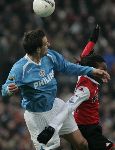 Rotterdam, 11 December 2005 Kompetiewedstrijd seizoen 2005/2006
Feyenoord-PSV, eindstand 1-0
Jan Vennegoor of Hesselink in duel met Serginho Geene