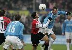 Rotterdam, 11 December 2005 Kompetiewedstrijd seizoen 2005/2006
Feyenoord-PSV, eindstand 1-0
Jsaon Culina in duel met Hossam Ghaly