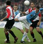 Rotterdam, 11 December 2005 Kompetiewedstrijd seizoen 2005/2006
Feyenoord-PSV, eindstand 1-0
Jason Culina in duel met Patrick Paauwe en  HossamGhaly
