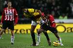 Eindhoven, 3 December 2005
Kompetitiewedstrijd Seizoen 2005/2006 
PSV-NAC Breda, eindstand 3-0
Jefferson Farfan in duel met Pierre van Hooijdonk
© Foto Bart Bel