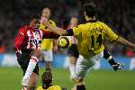 Eindhoven, 3 December 2005
Kompetitiewedstrijd Seizoen 2005/2006 
PSV-NAC Breda, eindstand 3-0
Jefferson farfan in duel om de bal met Tony Vidmar
© Foto Peter Smulders