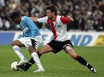 Rotterdam, 11 December 2005 Kompetiewedstrijd seizoen 2005/2006
Feyenoord-PSV, eindstand 1-0
Jefferon Farfan in duel met Pascal Bosschaart