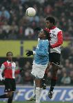 Rotterdam, 11 December 2005 Kompetiewedstrijd seizoen 2005/2006
Feyenoord-PSV, eindstand 1-0
Farfan in luchtduel met Andre Bahia