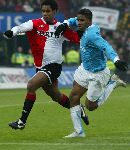 Rotterdam, 11 December 2005 Kompetiewedstrijd seizoen 2005/2006
Feyenoord-PSV, eindstand 1-0
Jefferson Farfan in duel met Andre Bahia