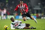 Eindhoven, 29 December 2005
Kompetitiewedstrijd seizoen 2005/2006
PSV-FC-Twente eindstand 1-1
Jefferson Farfan wordt erg hard getackled door Rahim Ouedraogo

© Foto Bart Bel