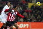 Eindhoven, 29 December 2005
Kompetitiewedstrijd seizoen 2005/2006
PSV-FC-Twente eindstand 1-1
Jefferson Farfan in duel om de bal met Rahim Ouedraogo

© Foto Bart Bel