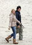 Bloemendaal 3 december 2005
Ellemieke Vermolen met haar nieuwe vriend Jose Fortes Rodriges en hond Bo op het strand.