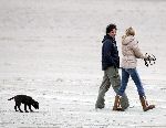 Bloemendaal 3 december 2005
Ellemieke Vermolen met haar nieuwe vriend Jose Fortes Rodriges en hond Bo op het strand.