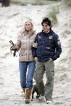 Bloemendaal 3 december 2005
Ellemieke Vermolen met haar nieuwe vriend Jose Fortes Rodriges en hond Bo op het strand.