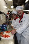 Amsterdam 12 december 2005
Kerstdiner bij de kersentuin met bn ers van Talpa in keuken en bediening.    Lucia Rijken en Koertjan de Bruijn
