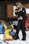 Oberlech 27 december 2005
Linda de Mol met Julian en Noah op ski vkantie. met gsm